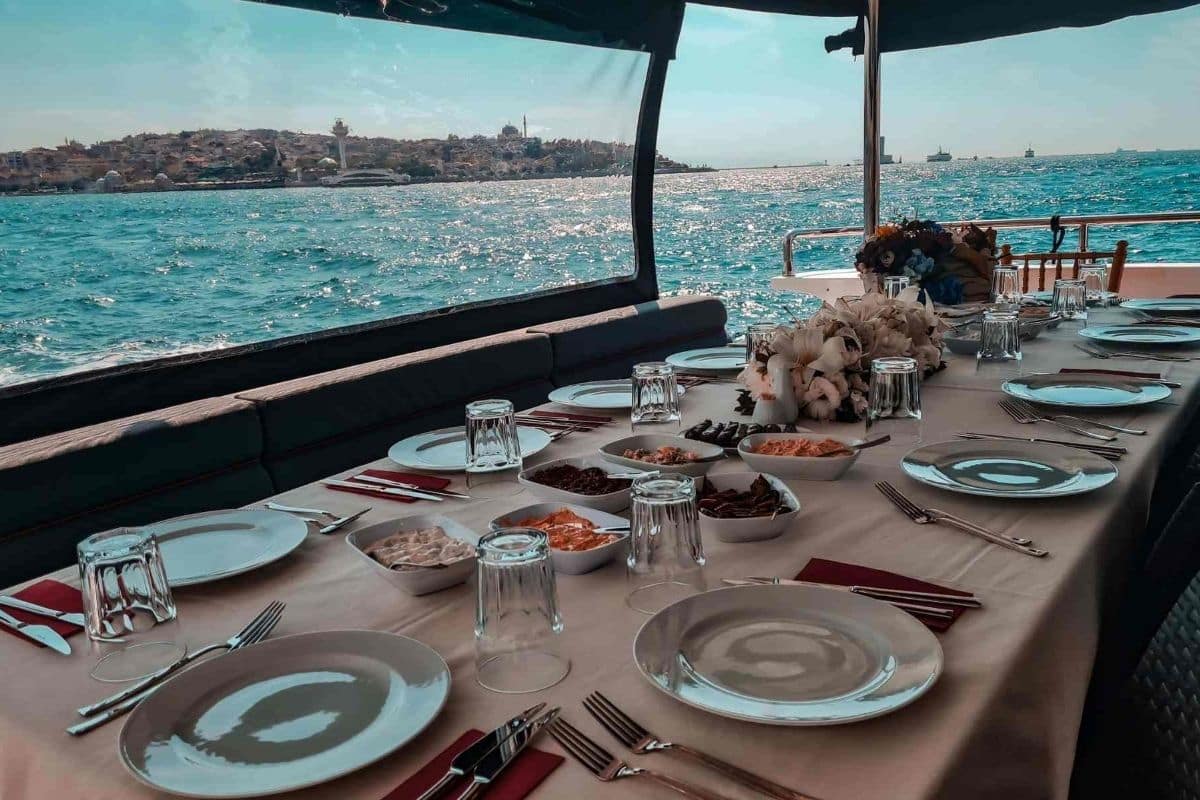 Bosphorus Dinner Cruise - Boğaz'da Akşam Yemeği