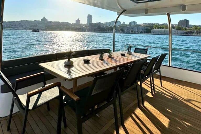 Lotus Yat - 23m Yacht for Luxury Yacht Tours in Istanbul