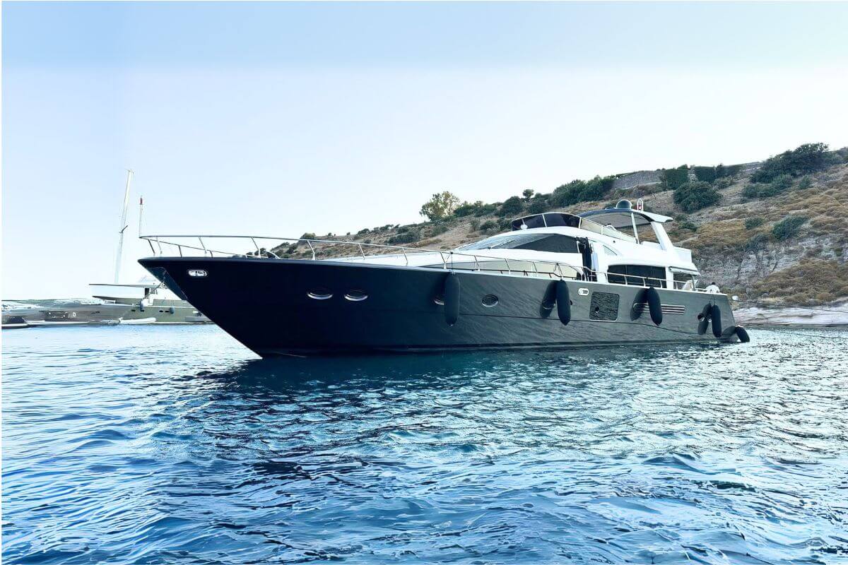 Lotus Yat - 26m Yacht in Istanbul Bosphorus