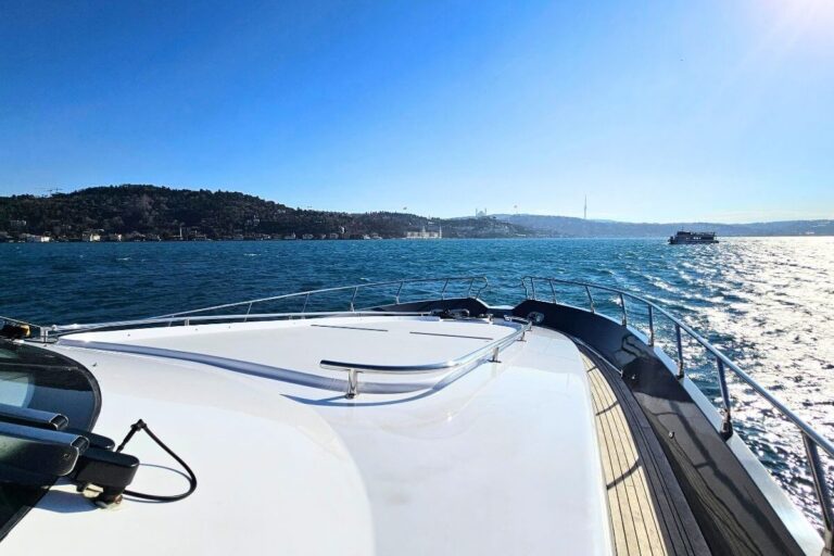 Lotus Yat - 26m Yacht in Istanbul Bosphorus