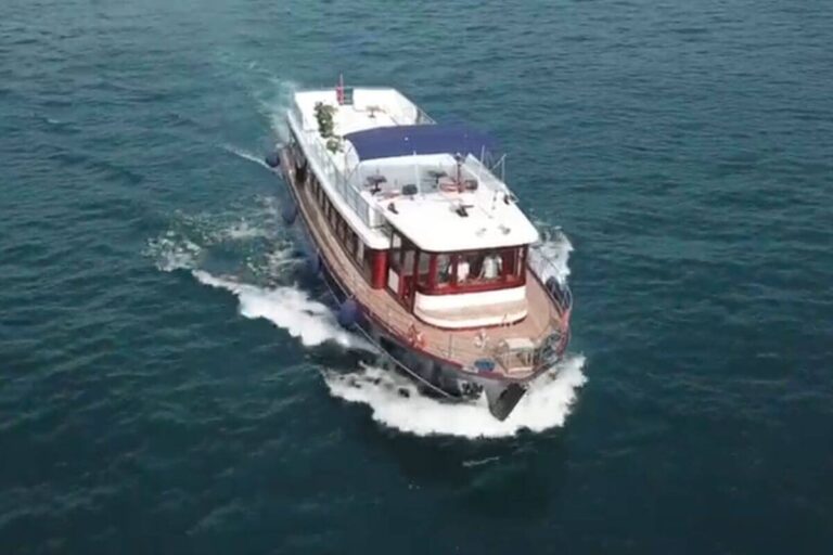 Lotus Yat - 23m Reception Boat for Yacht Tours in Istanbul