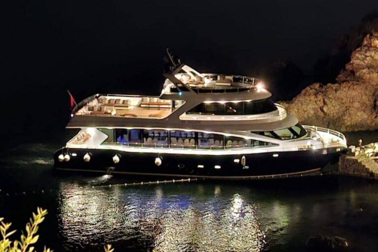 Lotus Yat - 24m Reception Boat for Yacht Tours in Istanbul